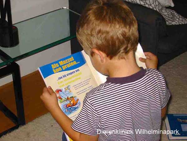Daan (5,5 jaar), de zoon van dierenarts Evert-Jan de Boer, leest over een vlooienmiddel met Selamectine